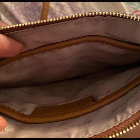 AUTHENTIC Michael Kors Cross Body Bag - Picture 4 of 7